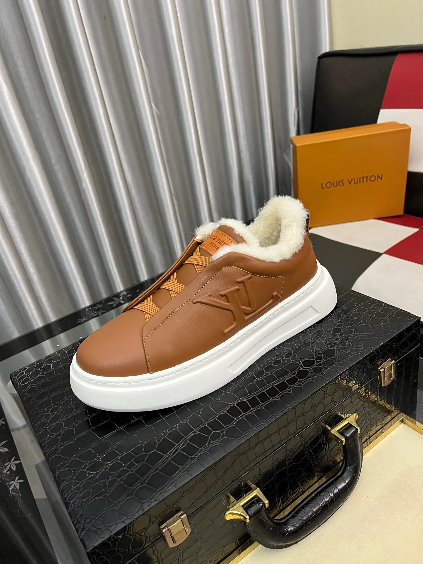 Men's shoes 💰480⌚️⌚️《Louis Vuitton/LV Louis Vuitton》casual shoes are a must-have for trendy men😍😍 Original brand imported from Italy, imported original leather, cow lining (refuse to discolor and grind feet) sole: original sole provided by the original factory, French lazy style design ⚠️fitting on the feet. Original quality super comfortable original sole. Code number: 38-442️⃣Colors available